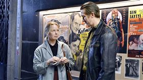 尤西瓦塔寧 (右) 和阿爾瑪波伊斯蒂在《落葉》談情。（圖／海鵬影業提供）