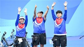 杭州亞運射箭複合弓  台灣女團摘銀（1）杭州亞運5日進行的女子複合弓團體金牌戰，台灣女團王律勻（左起）、黃逸柔、陳怡瑄合力拿下銀牌，賽後開心接受歡呼。（中華奧會提供）中央社記者黎建忠傳真  112年10月5日