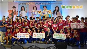 高雄市衛生局邀請醫生網紅「蒼藍鴿」拍攝影片，宣導青少年遠離吸菸危害及加強禁用電子煙。