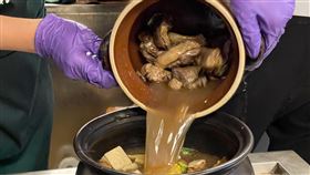 農委會：鴨肉庫存充足（1）台灣截至25日共有12例禽場感染H5N1禽流感，許多人關心薑母鴨等價格是否會受影響。行政院農業委員會26日舉辦「國內外禽流感疫情概況及防疫精進作為」記者會表示，鴨肉供應量、庫存都足夠，業者不應以疫情的變動為由，影響後端銷售價格。圖為台北信義區一家薑母鴨店。中央社記者張新偉攝  111年12月26日