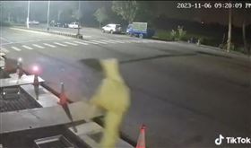 彰化「雨衣阿飄」，路口監視器影像曝,維持站立走斑馬線，轉圈，飄起來，影片長達2分半，詭異(圖／翻攝自抖音yuuyo0o)