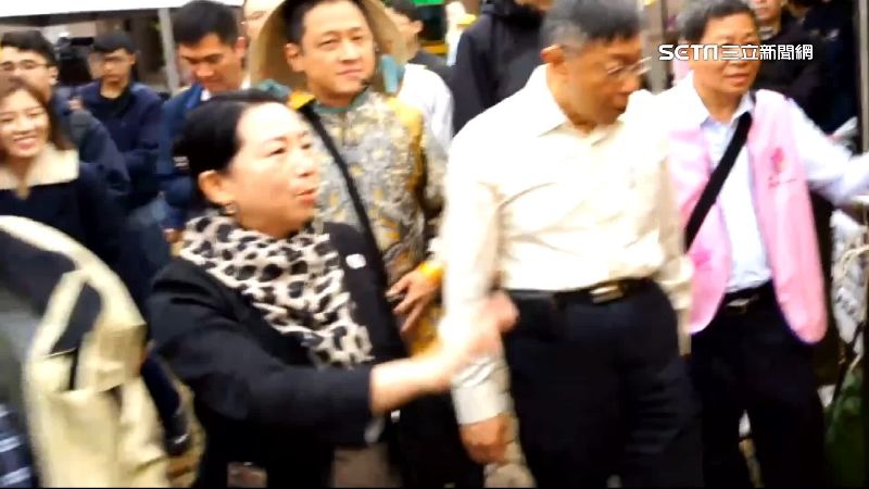 打臉！柯稱「沒見過徐春鶯」　同台畫面曝
