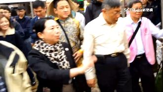 打臉！柯稱「沒見過徐春鶯」　同台畫面曝