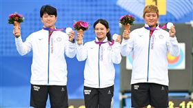 杭州亞運射箭複合弓  台灣女團摘銀（2）杭州亞運5日進行女子複合弓團體金牌戰，台灣女團陳怡瑄（左起）、王律勻、黃逸柔奪下銀牌，替台灣亞運代表隊再添佳績。（中華奧會提供）中央社記者黎建忠傳真  112年10月5日