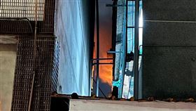 桃園市龍壽街民宅火警造成1死2命危的慘劇。（圖／翻攝畫面）