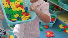 幼稚園,男童,女童,玩耍,裙子,幼兒園,上學,家長,爸爸,媽媽,示意圖/Pixabay