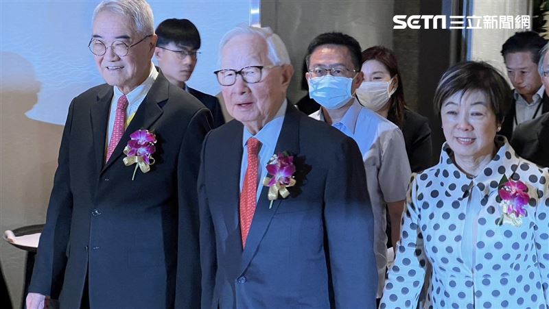 張忠謀獲李國鼎獎！郭台銘被問選情笑了