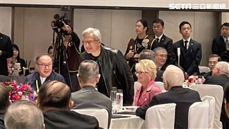 黃仁勳偕妻再抵台！特來祝賀張忠謀獲獎