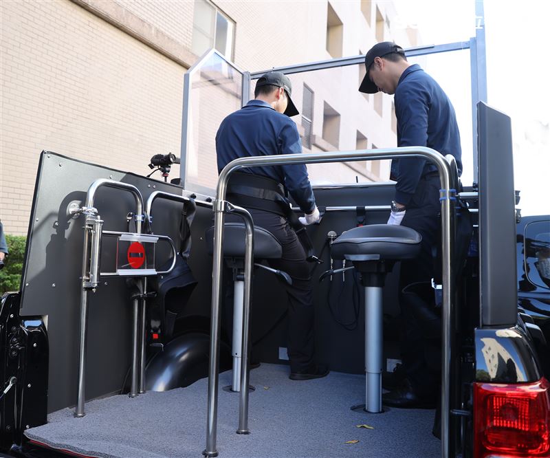 掃街宣傳車加裝參選人活動式座椅、飲料架、安全扶手。（圖／記者邱榮吉攝影）