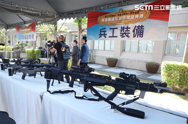 國安局特勤中心展示BARRETTMRAD狙擊槍等新式裝備。（記者邱榮吉/攝影）