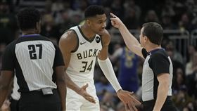 ▲「字母哥」安戴托昆波（Giannis Antetokounmpo）被驅逐出場。（圖／美聯社／達志影像）
