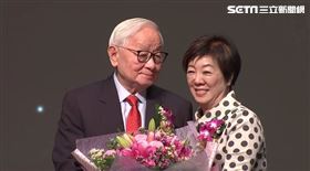 ▲李國鼎獎頒獎張淑芬獻花親吻張忠謀