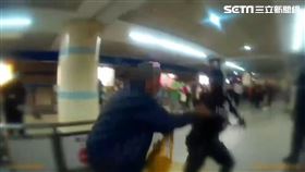 北市林翁在捷運西門站亮刀恐嚇乘客遭警方壓制送辦。（圖／翻攝畫面）
