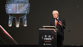 張忠謀獲頒李國鼎獎（3）李國鼎科技發展基金會9日頒發首屆李國鼎獎予台積電創辦人張忠謀（圖），張忠謀親自出席受獎，並登台發表獲獎感言。中央社記者王騰毅攝  112年11月9日