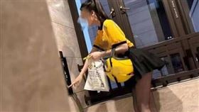 黑絲襪外賣媛（圖／翻攝自微博）
