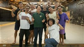 賴清德訪布拉瑞揚舞團民進黨總統參選人賴清德（中，綠衣者）9日在YouTube頻道發布「賴桑去叨位」第15集「參訪布拉瑞揚舞團」，他日前拜訪布拉瑞揚舞團排練室，與舞者交流。（賴清德競選總部提供）中央社記者葉素萍傳真  112年11月9日