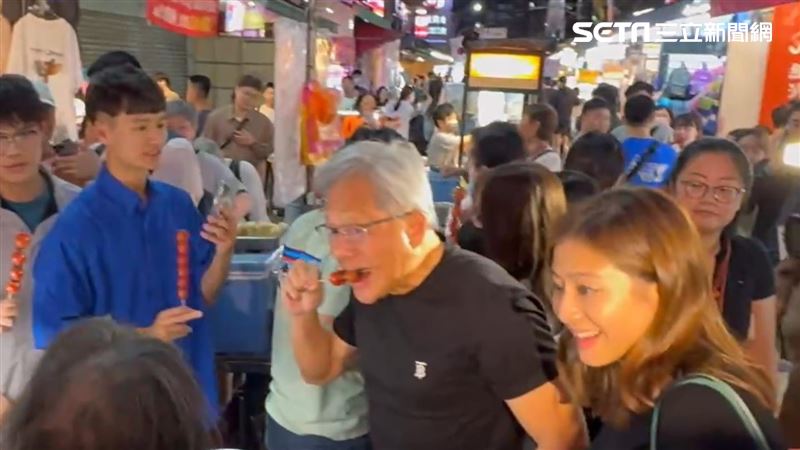 黃仁勳臨江街迺夜市　徒手抓涼圓狂吃猛讚