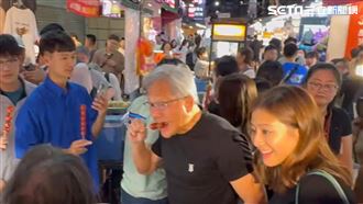 黃仁勳臨江街迺夜市　徒手抓涼圓狂吃猛讚