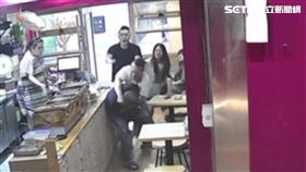 北市蔡姓前AV男優遭自家咖哩店女員工的四海幫男友痛毆。（圖／翻攝畫面）