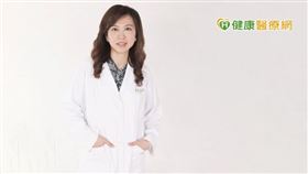 李美慧院長叮嚀，此時在清洗肌膚上，不能像夏天時選用清潔力太強的用品，皮膚容易因為過度清潔乾燥缺水，反而分泌更多油脂平衡乾燥狀況，控油產品不適合天天使用