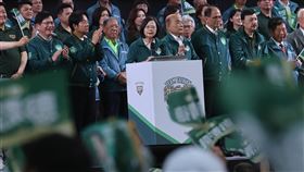 蔡總統出席賴清德新北市競選總部成立造勢（2）總統蔡英文（持麥克風者）4日傍晚出席民進黨總統參選人賴清德（台上前左2）新北市競選總部成立造勢活動，台下支持者揮舞旗幟熱情回應。中央社記者趙世勳攝  112年11月4日