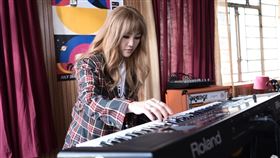 謝安琪在《4拍4家族》飾演叛逆的搖滾師奶。（圖／華映娛樂提供）