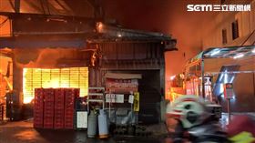 東興市場深夜發生火警。（圖／翻攝畫面）