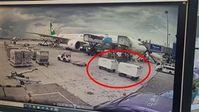 長榮航空被撞破影片曝光！（圖／翻攝自《爆廢公社二館》）