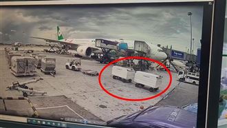 17秒撞擊片曝！長榮班機遭地勤「撞破洞」