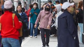 冷氣團影響  各地氣溫下降（2）中央氣象局表示，13日受大陸冷氣團影響，各地溫度明顯下降，北台灣低溫約在攝氏13到15度左右，其他地區降至15到18度之間。台北市區上午天氣濕涼，外出民眾穿上厚衣、戴帽子保暖。中央社記者裴禛攝  112年3月13日