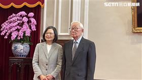 總統府召開「2023亞太經濟合作經濟領袖會議」代表團行前記者會」，蔡英文、張忠謀、宏碁公司董事長陳俊聖、台哥大總經理林之晨、廣達電技術長張嘉淵、總統府秘書長林佳龍、國安會秘書長顧立雄、行政院政委鄧振中、外交部次長李淳與會。（圖／記者高逸帆攝影）