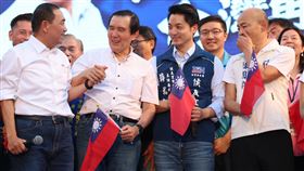 侯友宜北市競總成立  馬英九、韓國瑜等人站台國民黨總統參選人侯友宜（前左起）4日下午在台北市政府前出席「侯友宜總統暨立委台北市競選總部成立誓師大會」，前總統馬英九、台北市長蔣萬安及前高雄市長韓國瑜皆到場站台支持。中央社記者裴禛攝  112年11月4日