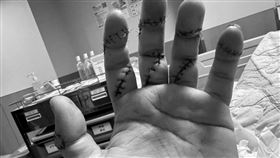 ▲男子辦手機業務和老闆起口角，竟撂人前去報復。（圖／翻攝畫面）