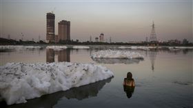印度聖河遭「毒泡沫」覆蓋　居民照喝不誤（圖／美聯社／達志影像）