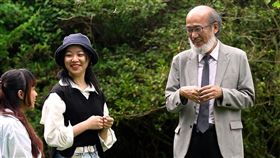 華梵大學校長林從一（右）與同學討論如何設計自己的生命。（圖／華梵大學提供）