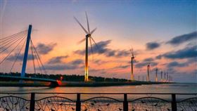 台中高美濕地風車大道，景觀橋斜張橋 (圖／翻攝自台中觀光旅遊網IG)