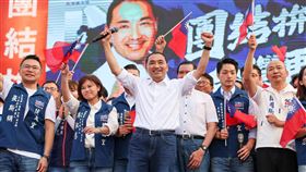 侯友宜出席北市競總誓師大會國民黨總統參選人侯友宜（前中）4日在台北市政府前出席「侯友宜總統暨立委台北市競選總部成立誓師大會」，向選民懇託支持，前高雄市長韓國瑜（前右起）、台北市長蔣萬安、前總統馬英九皆到場站台。中央社記者裴禛攝　112年11月4日