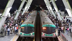 迎接英國搖滾天團  高捷備妥疏運計畫英國搖滾天團Coldplay酷玩樂團11日起一連2天將在高雄世運主場館開唱，高雄捷運規劃相關疏運計畫，屆時將加派人力引導人潮、列車加密班距載運，以及增派區間加班列車等。圖為過去活動高捷疏運情形。（高捷公司提供）中央社記者洪學廣傳真  112年11月8日