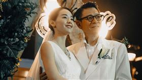 《潛行》劉德華（左）和劉雅瑟結婚。（圖／華映娛樂提供）
