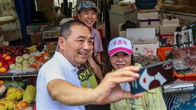 侯友宜東湖菜市場掃街拜票（2）國民黨總統參選人侯友宜（前左）、立委參選人李彥秀（前右）10日上午到台北市東湖菜市場掃街拜票，與攤商自拍合影。中央社記者裴禛攝  112年11月10日