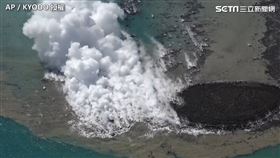 日本火山噴發，硫磺島冒出新島嶼（圖／AP/KYODO授權）