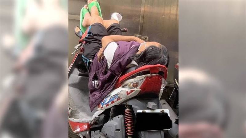 機車被佔「不是流浪貓」　她赫見大媽睡死