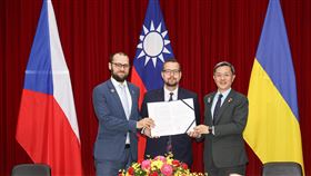 外交部與捷克簽署備忘錄  同助烏克蘭（2）「有關建立促進烏克蘭重建關鍵基礎設施能量夥伴關係瞭解備忘錄」簽署儀式10日在外交部舉行，外交部政務次長李淳（右起）、捷克駐台代表史坦格（David Steinke）、捷克政府烏克蘭事務特使科佩奇尼（Tomas Kopecny）在儀式中合影。中央社記者鄭清元攝  112年11月10日