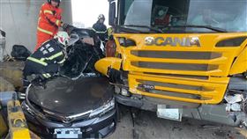 桃園追撞，違規迴轉追撞，轎車變形，4人受困，載瓦斯桶貨車卸貨遭追撞，(圖／翻攝畫面)