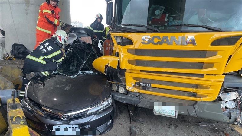 新／桃園連環車禍！轎車擠扁變形4人送醫