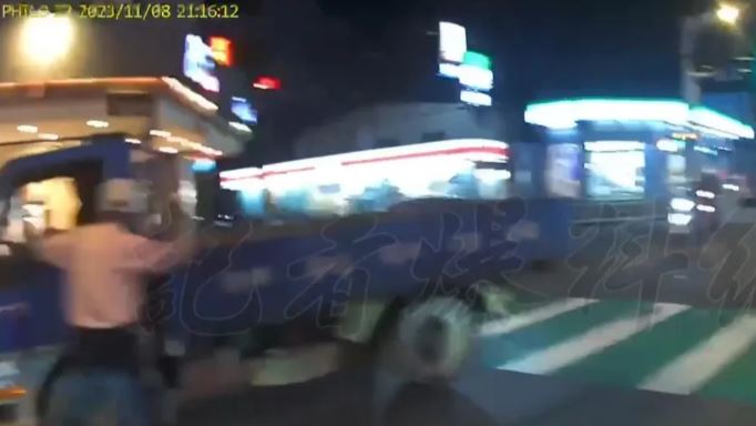 影／險遭小貨車撞　阿伯火爆出拳畫面曝光