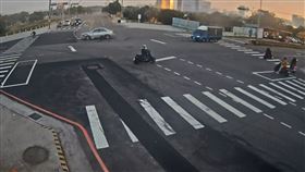 騎士沒兩段式左轉，闖黃燈，騎士遭撞飛空中轉圈重摔落地，「拖鞋飛天」險砸路人 驚悚畫面曝(圖／翻攝畫面)