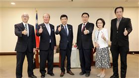 日本金澤市議員拜會黃偉哲 日本金澤市數名議員10日拜會台南市長黃偉哲（右3），希望雙方交流愈來愈密切。（台南市政府提供）中央社記者張榮祥台南傳真  112年11月10日