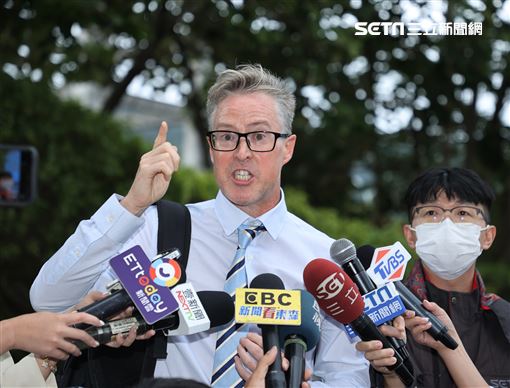 夏克立離官司出庭，怨離婚不應傷害無辜。（圖/記者邱榮吉攝影）