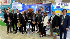 美屬北馬里亞納群島邦總督帕拉希歐訪台美屬北馬里亞納群島邦總督帕拉希歐（Arnold I. Palacios）（左4）3日出席「ITF台北國際旅展」開幕典禮，參觀關島駐台辦事處攤位，研議設立北馬駐台辦事處強化台灣及北馬觀光合作。（駐關島辦事處提供）中央社記者李宗憲雅加達傳真 112年11月10日